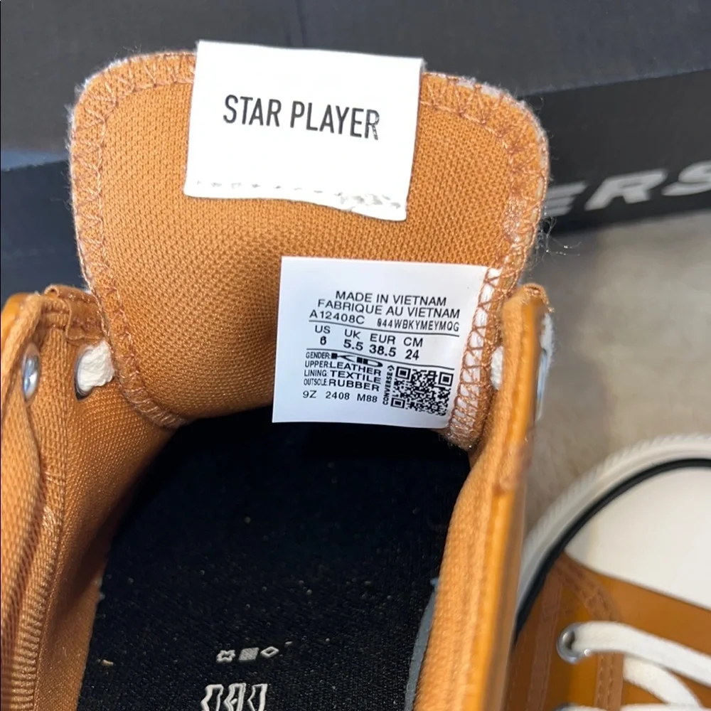 Converse Men's Brown Sneakers. Size 6‎